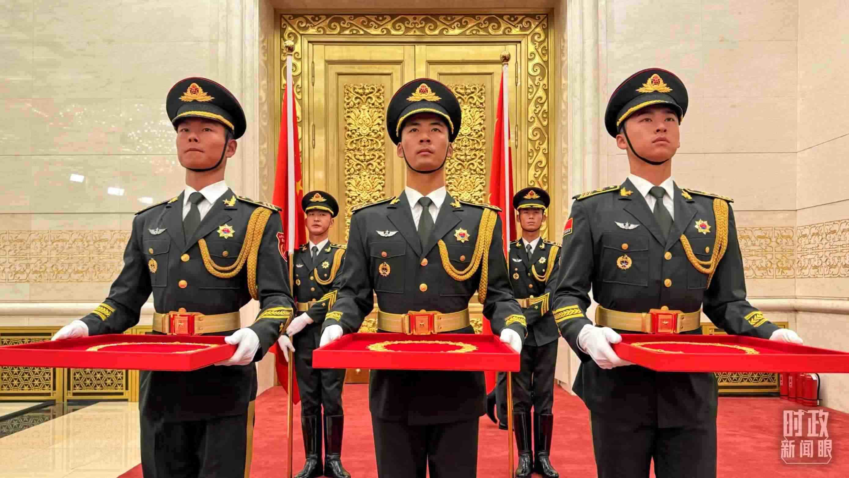 禮兵手捧共和國勛章、友誼勛章和國家榮譽(yù)稱號獎(jiǎng)?wù)?。（總臺央視記者李增仁拍攝）