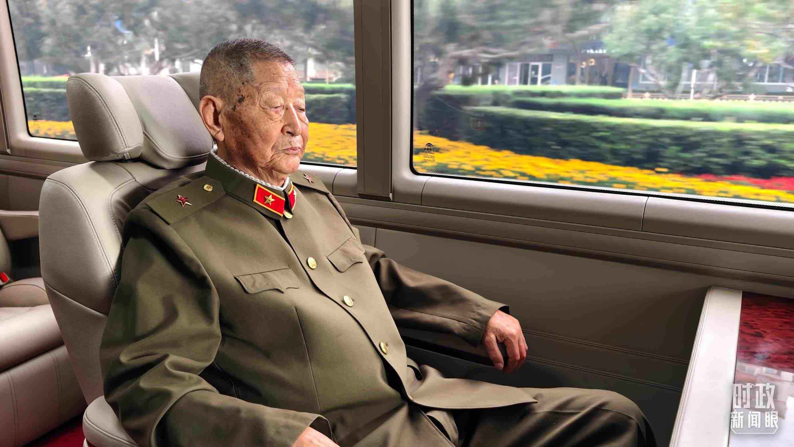 “共和國勛章”獲得者黃宗德乘坐禮賓車前往人民大會(huì)堂。（總臺央視記者胡瑋拍攝）