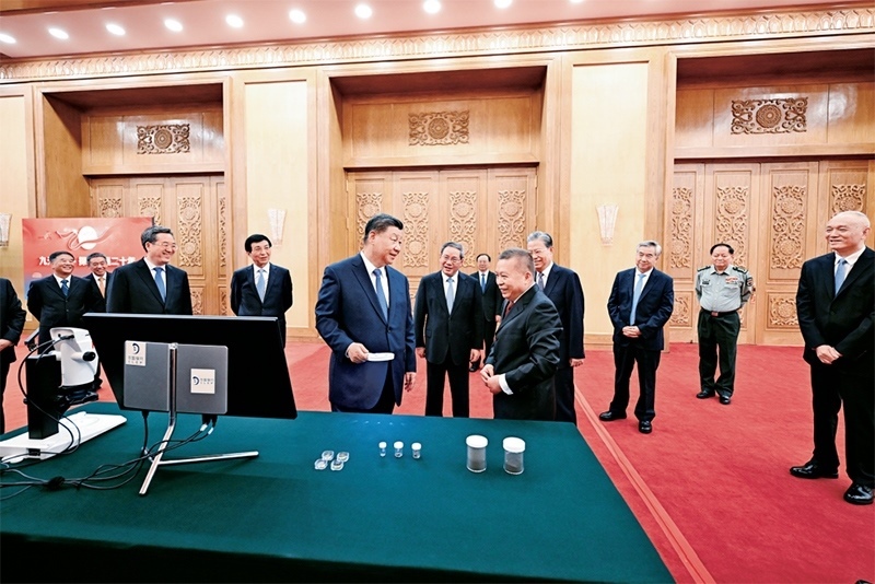 2024年9月23日，黨和國(guó)家領(lǐng)導(dǎo)人習(xí)近平、李強(qiáng)、趙樂(lè)際、王滬寧、蔡奇、丁薛祥、李希等在人民大會(huì)堂接見(jiàn)探月工程嫦娥六號(hào)任務(wù)參研參試人員代表并參觀月球樣品和探月工程成果展覽。這是習(xí)近平等參觀月球樣品和探月工程成果展覽。 新華社記者 謝環(huán)馳/攝