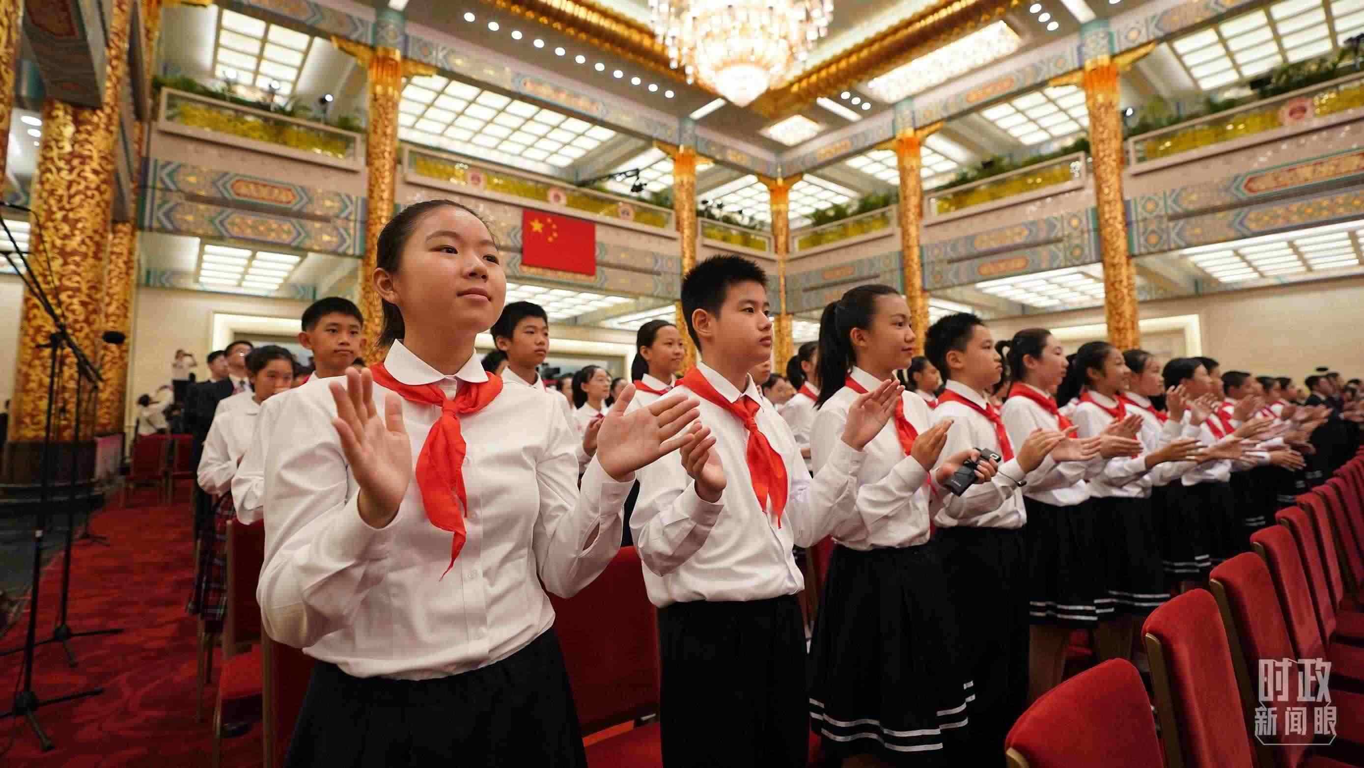 頒授儀式現(xiàn)場的少先隊(duì)員。（總臺記者李晉拍攝）