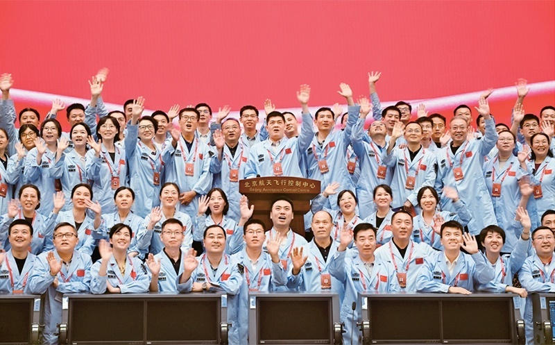 嫦娥六號(hào)完成了人類歷史上首次月球背面采樣，突破了多項(xiàng)關(guān)鍵技術(shù)，是我國(guó)建設(shè)航天強(qiáng)國(guó)、科技強(qiáng)國(guó)取得的又一標(biāo)志性成果，是我國(guó)探月工程的重要里程碑。圖為2024年6月25日，嫦娥六號(hào)任務(wù)圓滿成功后，工作人員在北京航天飛行控制中心合影。 新華社記者 金良快/攝