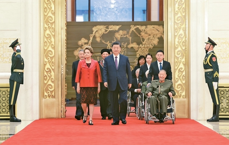 2024年9月29日，中華人民共和國(guó)國(guó)家勛章和國(guó)家榮譽(yù)稱(chēng)號(hào)頒授儀式在北京人民大會(huì)堂金色大廳隆重舉行。中共中央總書(shū)記、國(guó)家主席、中央軍委主席習(xí)近平同國(guó)家勛章和國(guó)家榮譽(yù)稱(chēng)號(hào)獲得者一同步入會(huì)場(chǎng)。 新華社記者 王曄/攝