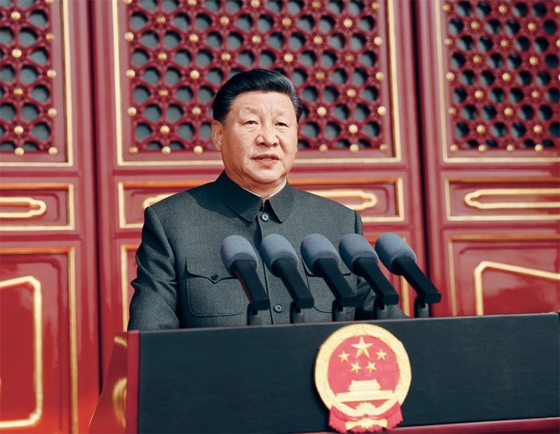 2019年10月1日，慶祝中華人民共和國(guó)成立70周年大會(huì)在北京天安門(mén)廣場(chǎng)隆重舉行。中共中央總書(shū)記、國(guó)家主席、中央軍委主席習(xí)近平發(fā)表重要講話(huà)。 新華社記者 鞠鵬/攝