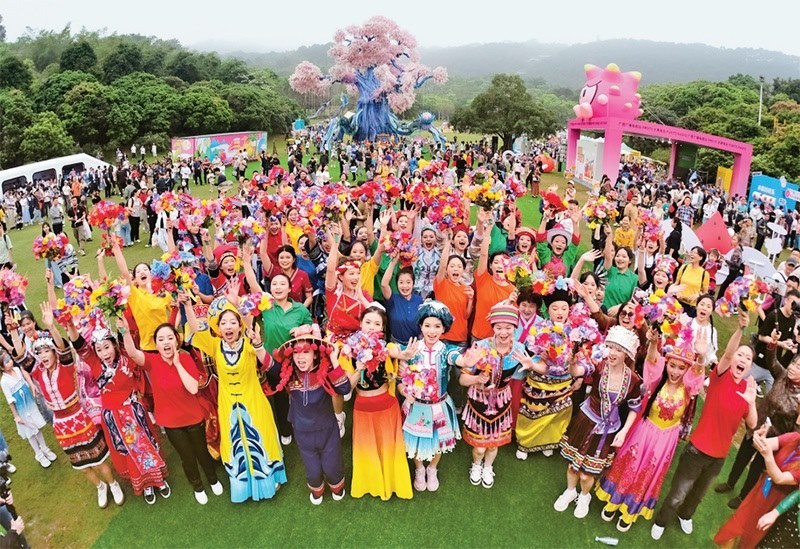 自2014年起，廣西持續(xù)舉辦“廣西三月三·八桂嘉年華”活動(dòng)，各地民族民俗活動(dòng)次第登臺(tái)，精彩紛呈，這個(gè)傳統(tǒng)民族節(jié)慶已演變?yōu)楦髯迦嗣窆蚕砉矘?lè)的節(jié)日盛會(huì)和知名文化旅游品牌。圖為2024年4月11日在南寧市拍攝的活動(dòng)主會(huì)場(chǎng)。 新華社記者 周華/攝