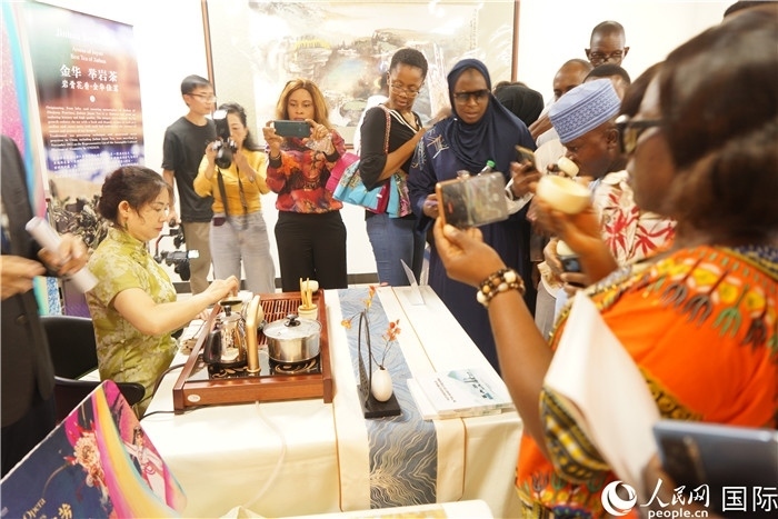 觀眾品嘗金華舉巖茶。人民網(wǎng)記者 姜宣攝