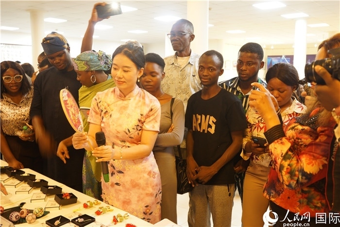 向尼日利亞觀眾介紹中國刺繡。人民網(wǎng)記者 姜宣攝