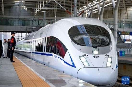 10月1日，由銀川開往惠農(nóng)的C8218次列車從銀川站駛出。