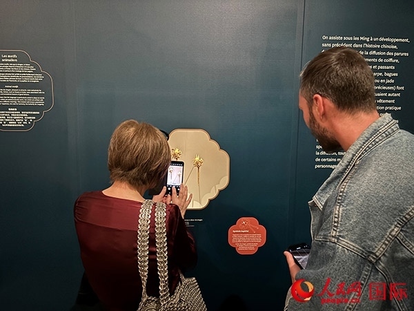  法國觀眾在展區(qū)拍照留念。人民網(wǎng)記者 于超凡攝