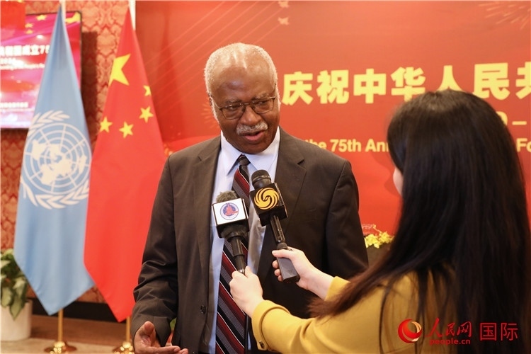 聯(lián)大主席菲勒蒙在招待會(huì)現(xiàn)場(chǎng)接受媒體采訪，他向中國(guó)政府和人民致以節(jié)日祝賀，表示中國(guó)的發(fā)展成就令人驚嘆。人民網(wǎng)記者 李志偉攝