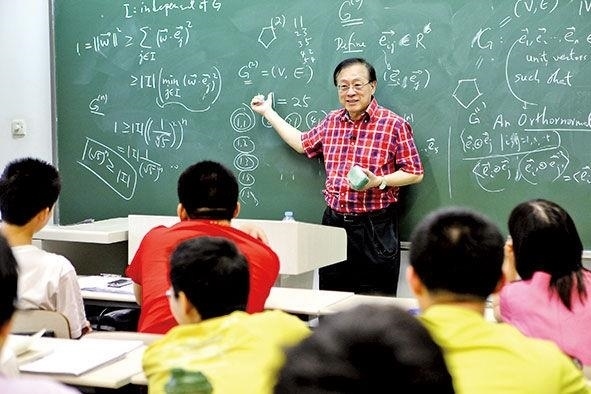 姚期智為清華大學(xué)學(xué)生授課。