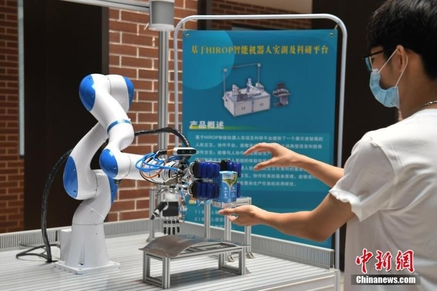  資料圖：高校為學(xué)生打造先進(jìn)科研平臺(tái)。中新社記者 陳楚紅 攝