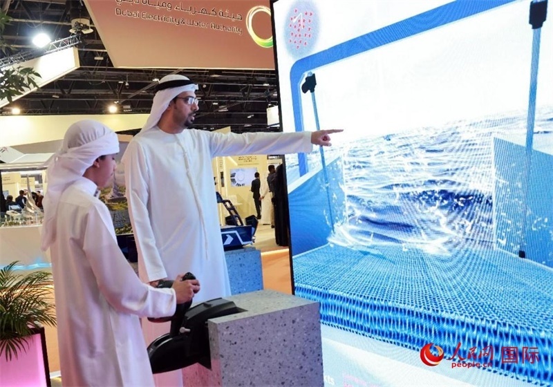 一名兒童在模擬操作船舶，撿拾海洋垃圾。人民網(wǎng)記者管克江攝