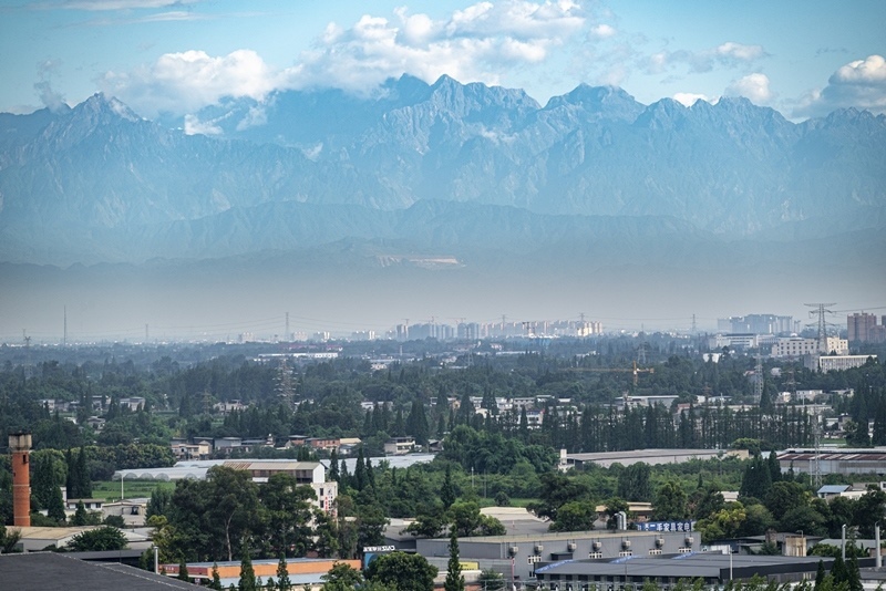 2024年7月1日，成都天氣晴好，遠處雪山清晰可見。