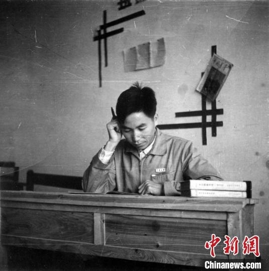 大學(xué)時(shí)期，龍樂豪在教室自習(xí)。(中國(guó)運(yùn)載火箭技術(shù)研究院供圖)