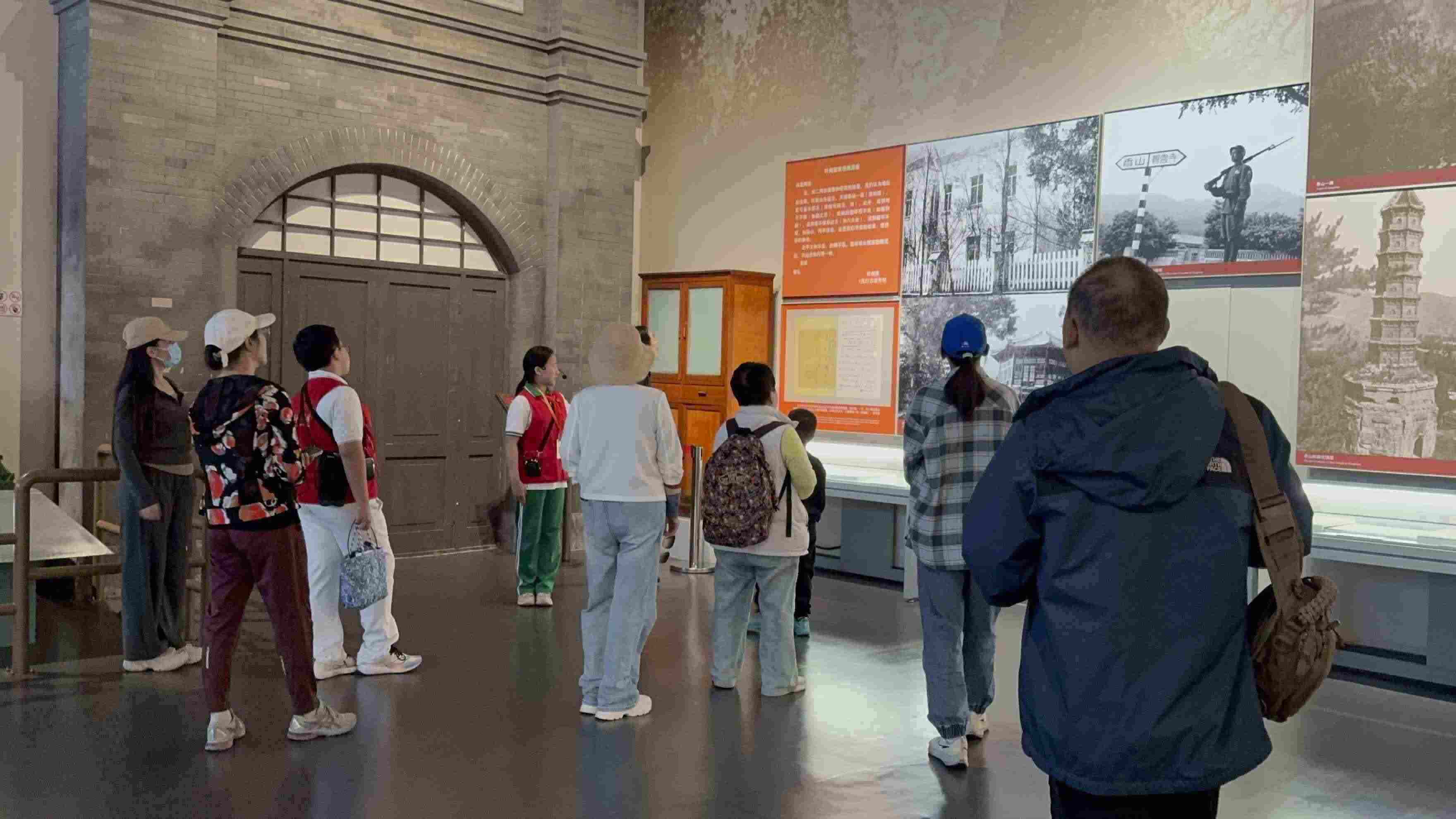 10月4日，北京香山革命紀(jì)念館內(nèi)，一名“紅領(lǐng)巾志愿者”正在為參觀者講解。人民網(wǎng)記者 劉微攝