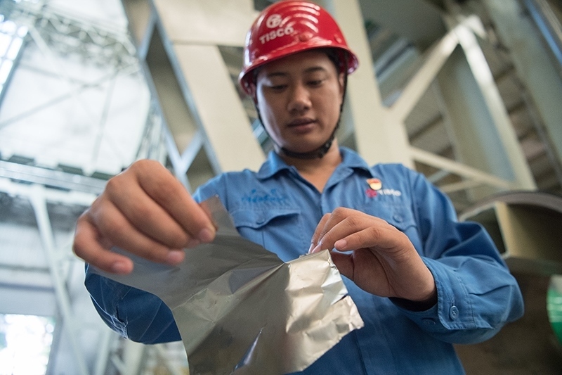 2018年8月8日，山西省太原市，太鋼不銹鋼精密帶鋼有限公司工作人員用手撕開不銹鋼。