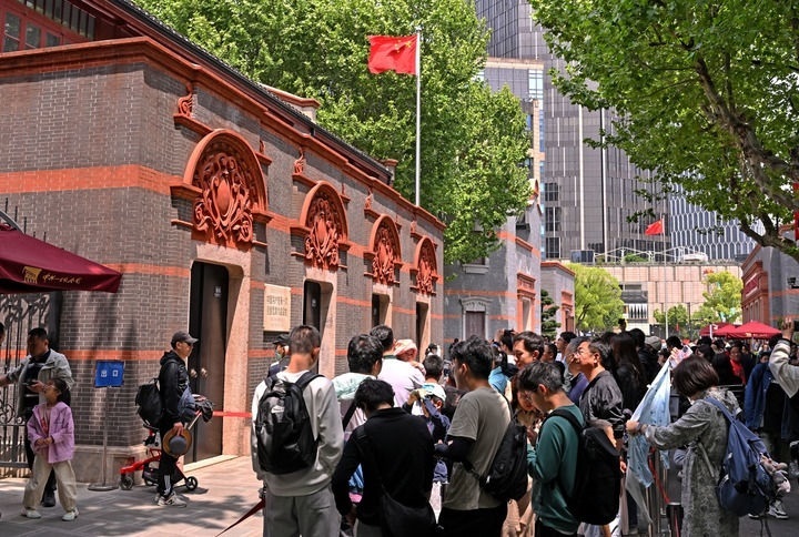 2024年5月3日，游客在位于上海的中共一大會(huì)址前參觀。新華社記者 劉穎 攝