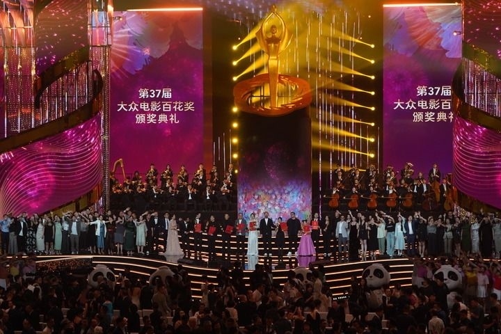 2024年8月4日，在四川成都，第37屆大眾電影百花獎(jiǎng)獲獎(jiǎng)?wù)吆痛蟊娫u(píng)審在舞臺(tái)上合影。新華社記者 唐文豪 攝