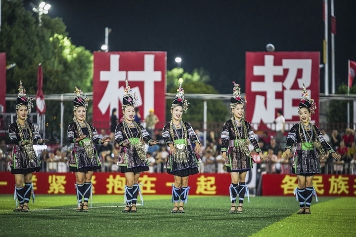 2024年9月28日，榕江縣侗族大歌隊(duì)的演員們?cè)凇按宄弊闱驁?chǎng)上表演。當(dāng)日，“發(fā)現(xiàn)中國(guó)之美·相約貴州村超”國(guó)際友誼賽在貴州省黔東南苗族侗族自治州榕江縣的“村超”足球場(chǎng)舉行。新華社記者 陶亮 攝