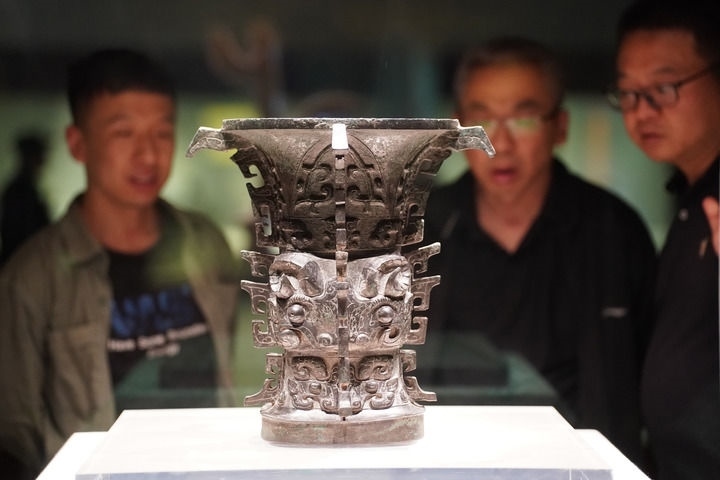 2024年5月9日，游客在陜西寶雞青銅器博物院內(nèi)參觀西周文物何尊。新華社記者 邵瑞 攝
