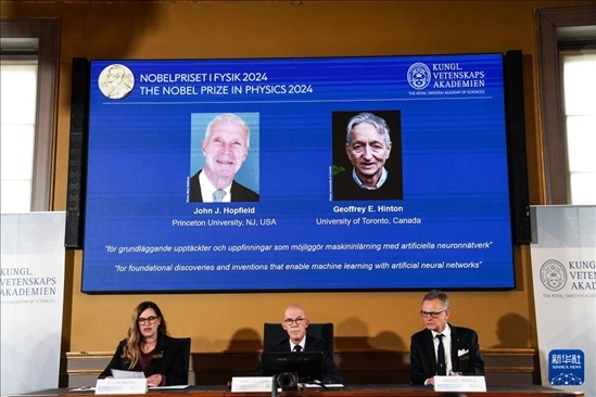 10月8日，在瑞典斯德哥爾摩舉行的2024年諾貝爾物理學(xué)獎公布現(xiàn)場，屏幕顯示獎項得主美國普林斯頓大學(xué)的約翰·霍普菲爾德和加拿大多倫多大學(xué)的杰弗里·欣頓。新華社記者 彭子洋 攝