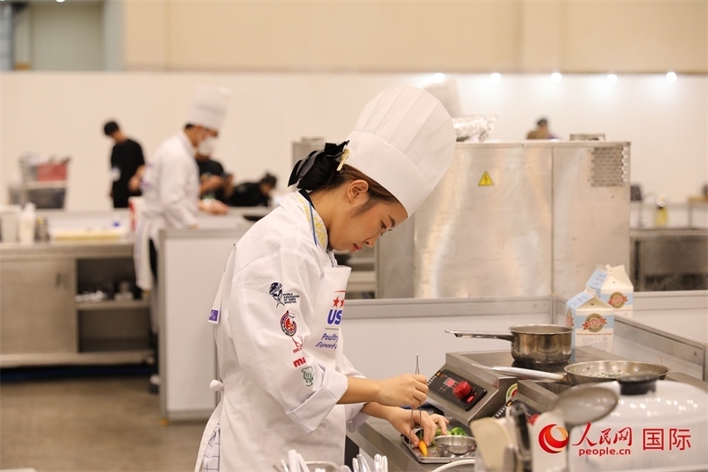 當(dāng)?shù)貢r(shí)間10月5日，廚師在第21屆釜山國(guó)際美食博覽會(huì)上展示廚藝。人民網(wǎng)記者 莽九晨攝