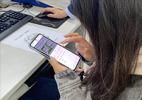 趙女士用手機掃碼預(yù)約幫辦服務(wù)。圖片來源：微信公眾號“上海市普陀區(qū)政務(wù)服務(wù)中心”