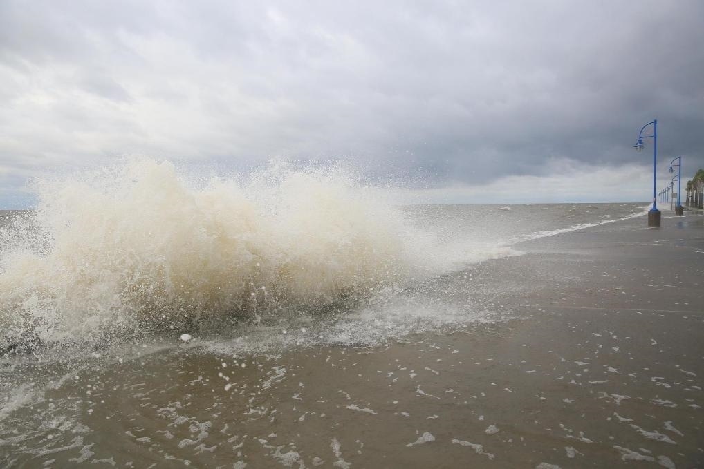 2020年9月15日，受颶風“薩莉”影響，美國路易斯安那州新奧爾良的龐恰特雷恩湖巨浪拍岸。新華社發(fā)（魏蘭攝）