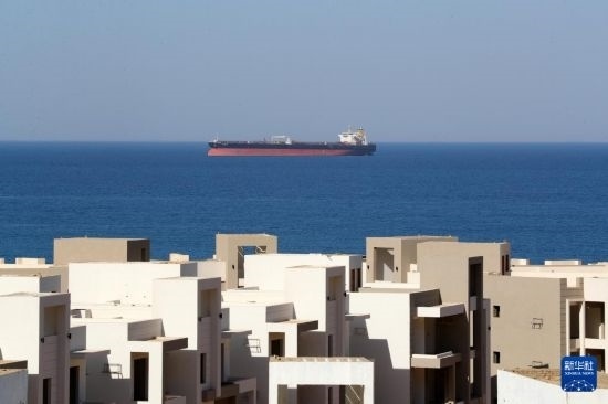 這是10月8日在埃及蘇伊士灣拍攝的行駛中的船只。新華社記者 隋先凱 攝