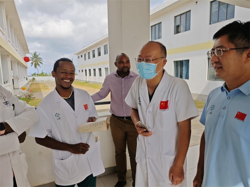 中桑醫(yī)護(hù)人員合作愉快。中國(guó)援桑醫(yī)療隊(duì) 供圖