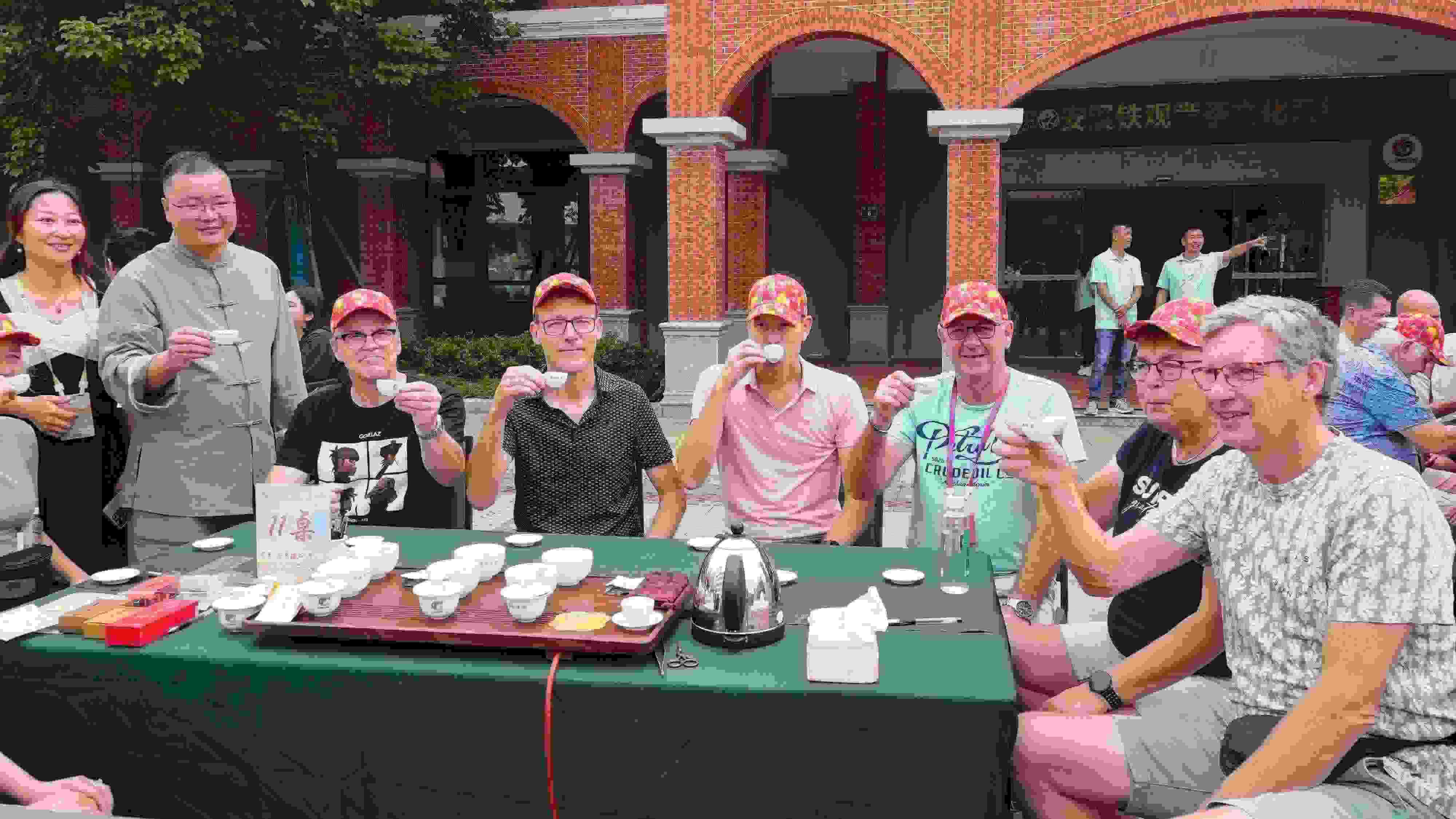 2023年10月4日，福建泉州，外國(guó)人品中國(guó)茶。