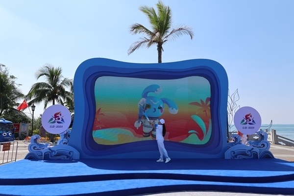 第12棒火炬手“點(diǎn)燃”現(xiàn)場大屏幕上運(yùn)動(dòng)會(huì)吉祥物“吉貝”手中的火炬。主辦方供圖