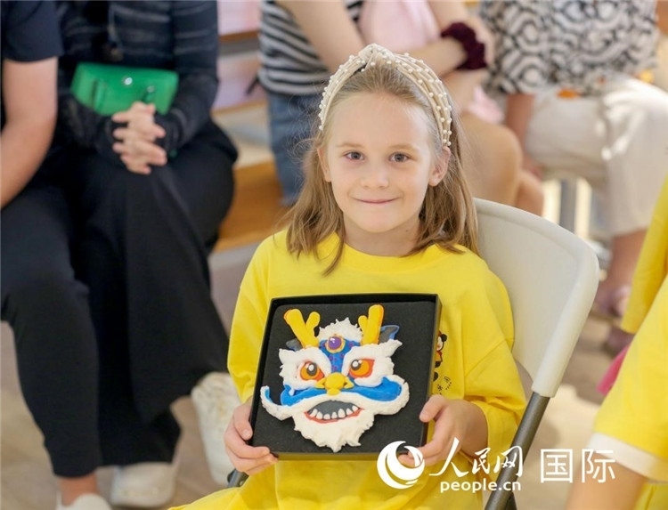 一名中文愛(ài)好者手捧生肖畫(huà)。人民網(wǎng)中東中心分社塔里克·易卜拉欣攝