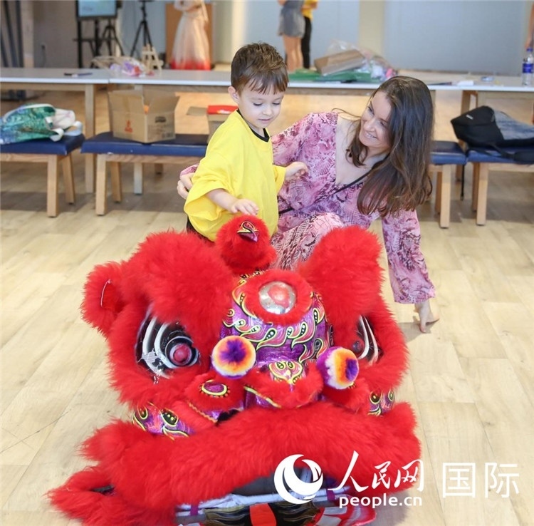 一名兒童在感受舞獅。人民網(wǎng)中東中心分社塔里克·易卜拉欣攝