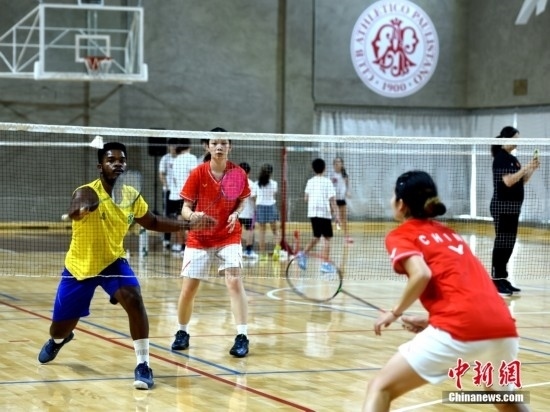 當?shù)貢r間10月12日，巴西圣保羅，中國高校羽毛球代表團和巴西羽毛球協(xié)會運動員切磋球技。 