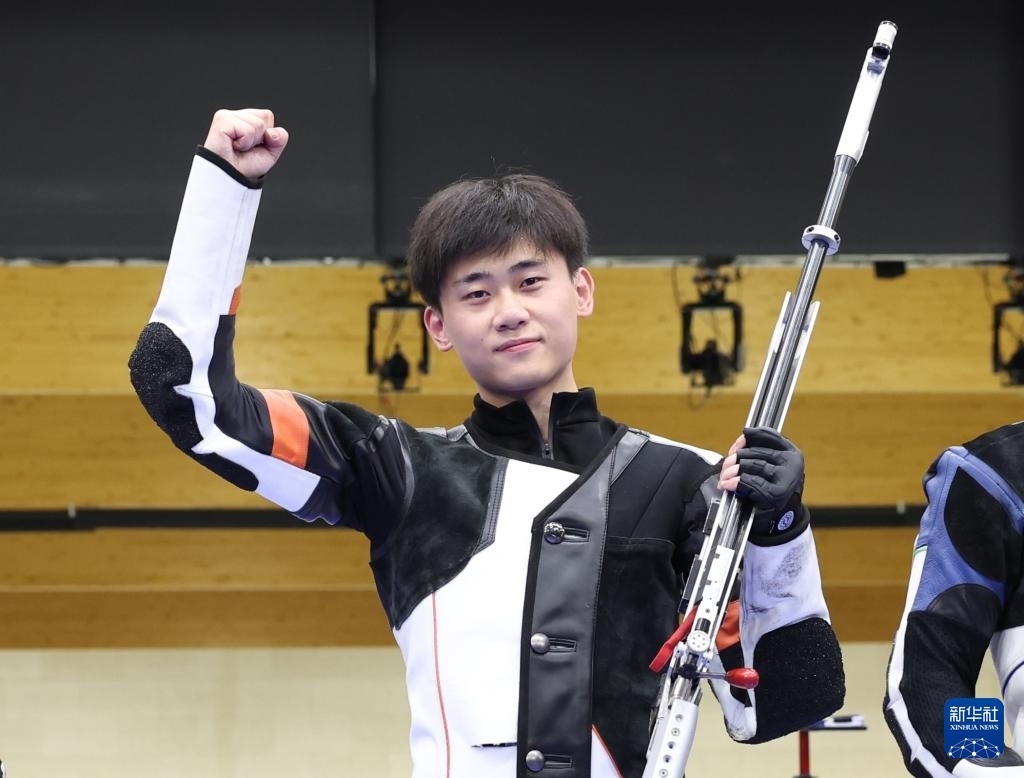 8月1日，在法國沙托魯舉行的巴黎奧運會射擊男子50米步槍三姿決賽中，中國選手劉宇坤奪得冠軍。圖為劉宇坤在奪冠后慶祝。新華社記者 張帆 攝