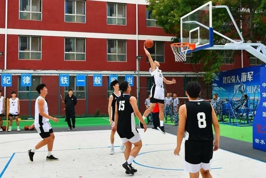 全天候室外運動木地板籃球場上精彩激烈的籃球賽。 主辦方供圖