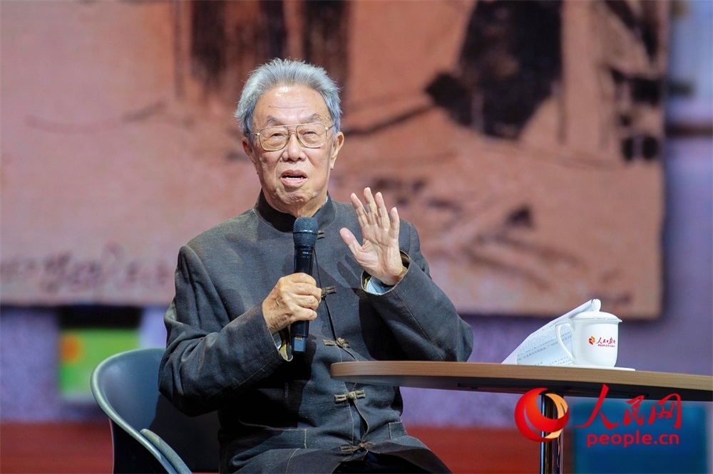 王蒙以《與時(shí)代同行 與人民同心》為題演講。人民網(wǎng)記者 翁奇羽攝