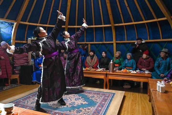 2023年12月21日，烏蘭牧騎隊員在內(nèi)蒙古阿其圖烏拉蘇木進行舞蹈表演。