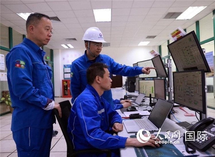 工作人員在一體化終端中央控制室工作。人民網(wǎng)記者管克江攝