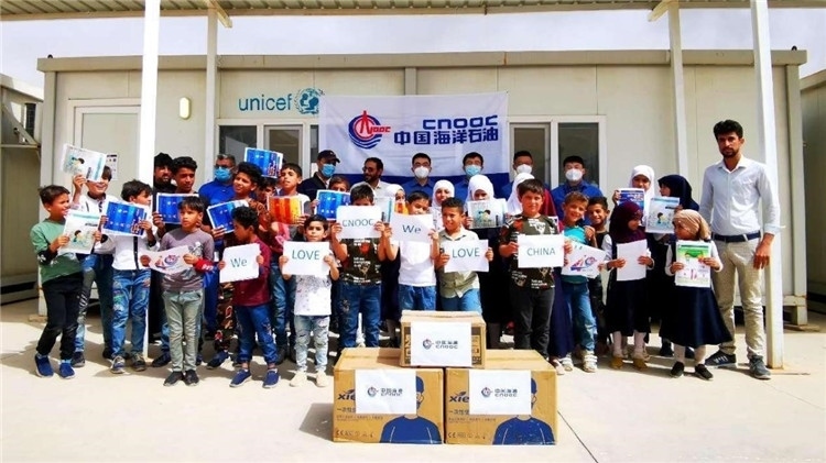 慰問當?shù)貙W校。中國海油供圖