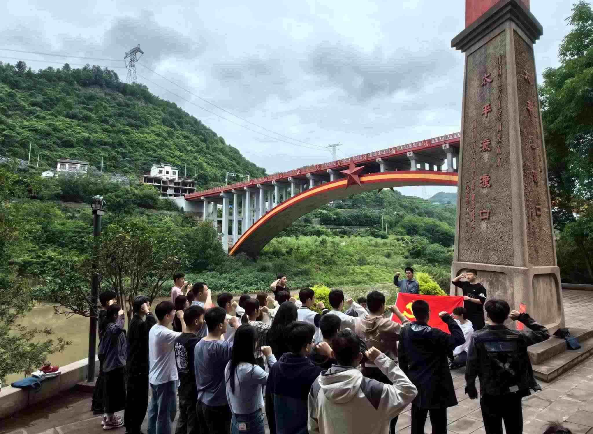 師生重溫入黨誓詞。校方供圖