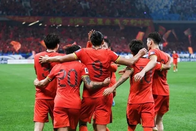 10月15日晚，張玉寧（9號）進球后與隊友擁抱慶祝。新華社記者 李紫恒攝