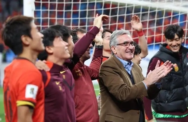 10月15日晚，國足主教練伊萬科維奇（前右）賽后向觀眾致意。新華社記者 胡星宇攝