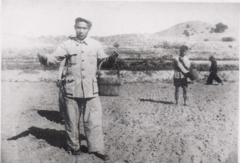 谷文昌（左）在田間與農(nóng)民一起勞動（資料照片）。