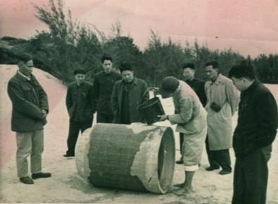 谷文昌（左一）與工程技術(shù)人員解決地下水供給（資料照片）。谷文昌帶領(lǐng)群眾修建了22座水庫和705處永久性水利工程，緩解了東山縣水資源極度缺乏的難題。