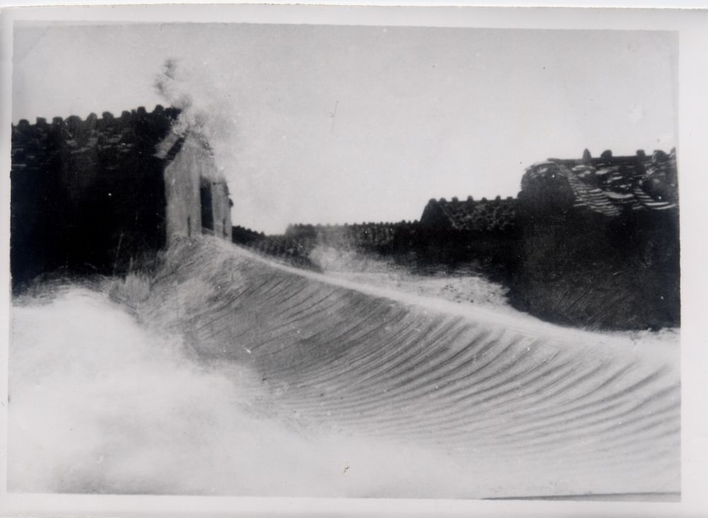 昔日的東山島風(fēng)沙掩埋部分村民村舍（資料照片）。