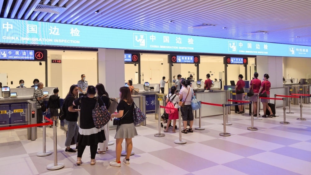 2023年7月26日，旅客在三亞鳳凰國際機場國際航站樓有序通關(guān)。三亞鳳凰國際機場國際航站樓改擴建項目主體工程已于2023年7月1日完工并投入使用，該項目是海南自貿(mào)港首個主體工程完工并投入使用的封關(guān)運作項目?！逗Ｄ献杂少Q(mào)易港建設(shè)總體方案》明確，海南將在2025年前適時啟動全島封關(guān)運作。