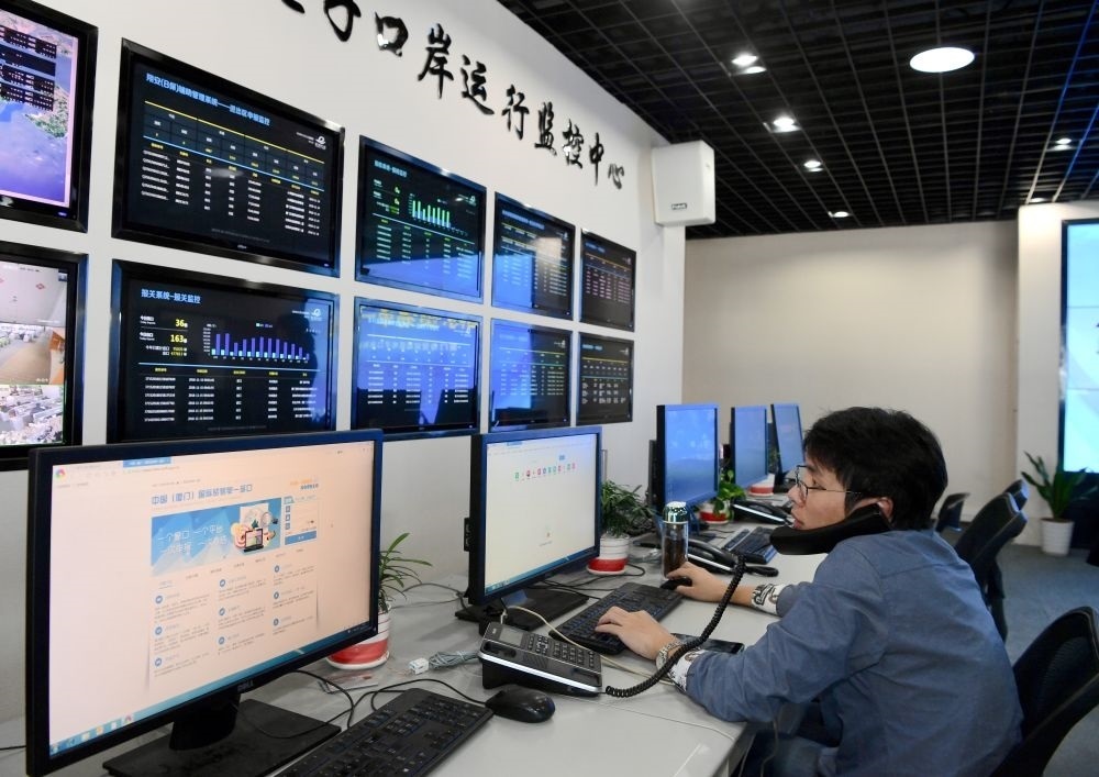 在中國（福建）自由貿(mào)易試驗區(qū)廈門片區(qū)，國際貿(mào)易“單一窗口”工作人員在網(wǎng)上受理業(yè)務(wù)（2018年11月15日攝）。“單一窗口”是關(guān)檢等口岸部門、地方政府相關(guān)部門、金融機構(gòu)等共同參與的口岸管理共享平臺。貿(mào)易商能夠通過一個入口提交貨物進(jìn)出口或轉(zhuǎn)運所需要的單證或電子數(shù)據(jù)，實現(xiàn)“一個平臺、一點接入、一次申報、一次辦結(jié)”。