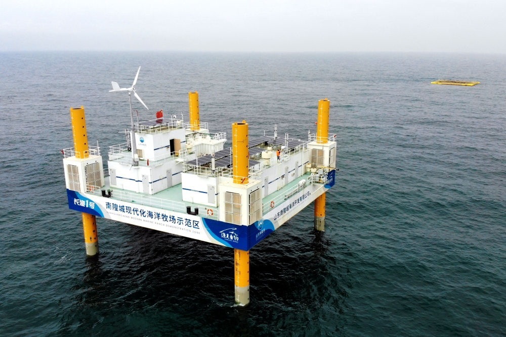 這是應(yīng)用5G技術(shù)的山東長島綜合試驗區(qū)南隍城國家級海洋牧場示范區(qū)海上平臺（2020年8月8日攝，無人機照片）。中國（山東）自由貿(mào)易試驗區(qū)設(shè)立以來，一系列大膽試、大膽闖、自主改的政策逐步落實，制度創(chuàng)新打通堵點、釋放活力，成為深化對外開放、發(fā)展海洋經(jīng)濟的重要抓手。